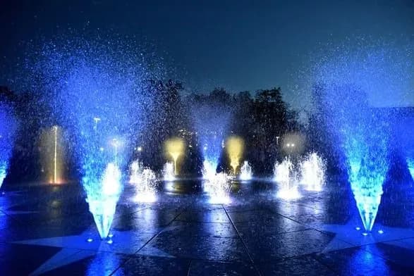 Як фашисти: окупанти вивезли до Донецька головний фонтан Маріуполя