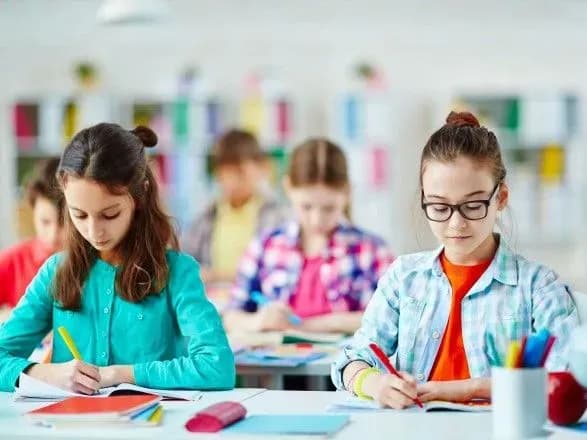 Понад 80% батьків та учнів вважають рідною українську мову, серед вчителів - близько 90% - опитування