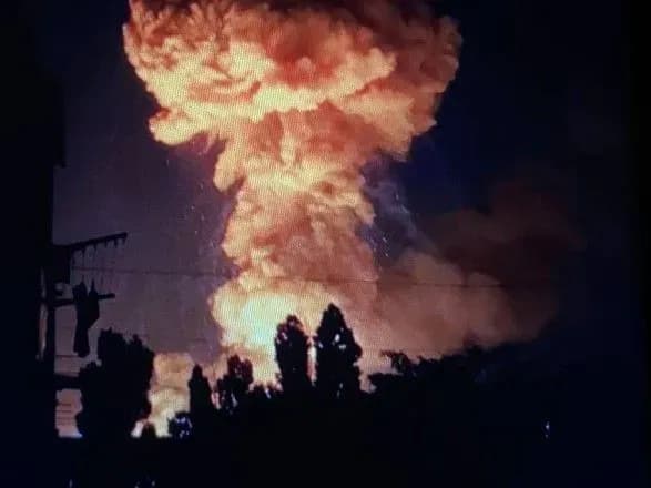 Як горить склад боєприпасів військ РФ у тимчасово окупованій Новій Каховці