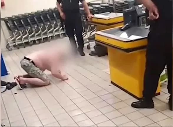 Хотів випити: на Київщині чоловік розбив двері крамниці та стріляв в поліцейських