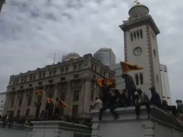 Опозиція Шрі-Ланки збирається, щоб сформувати новий уряд серед заворушень