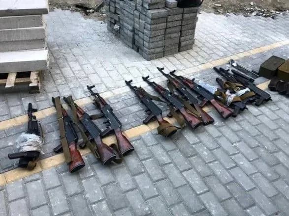 У Києві ділки під виглядом правоохоронців торгували автоматами