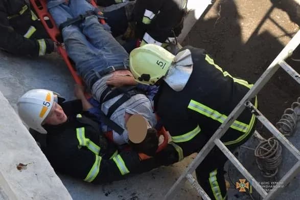 У Миколаєві врятували чоловіка, який впав у каналізаційний колектор