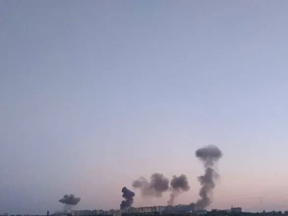 Сообщают о сильных взрывах в Днепре