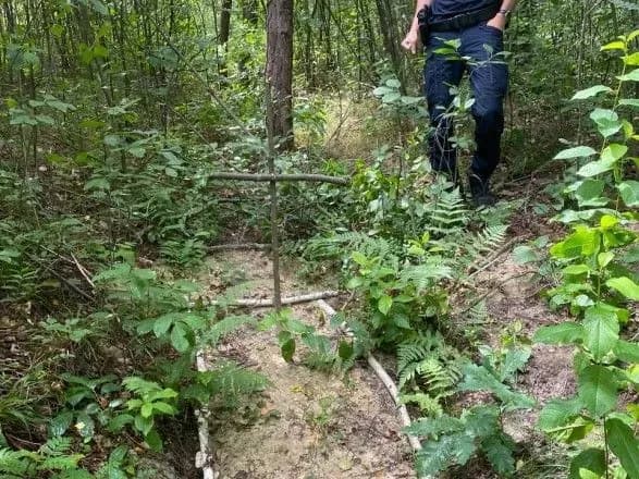 Закрили шапкою очі: на Київщині на позиціях рашистів знайшли тіло загиблого під час окупації чоловіка