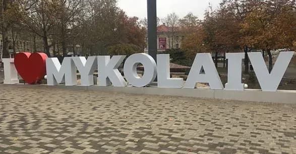 У Миколаєві через обстріли у 13 будинках повибивало вікна, постраждалих немає