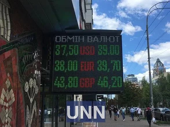 Курс долара досяг 40 грн: експерт прогнозує, що він знизиться до 37-38 грн