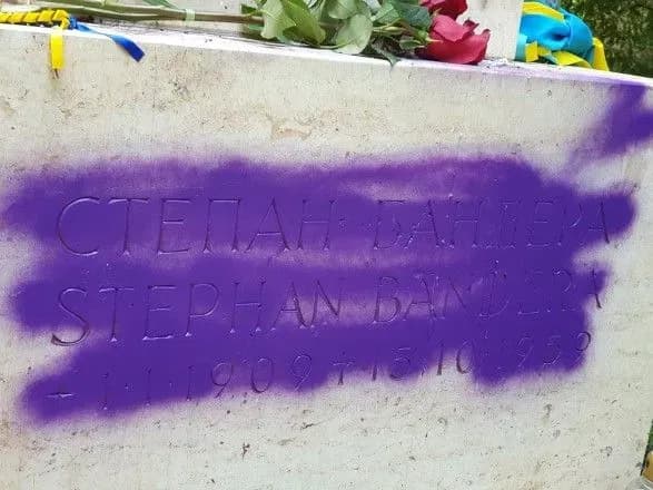 У Мюнхені невідомі розмалювали могилу Степана Бандери