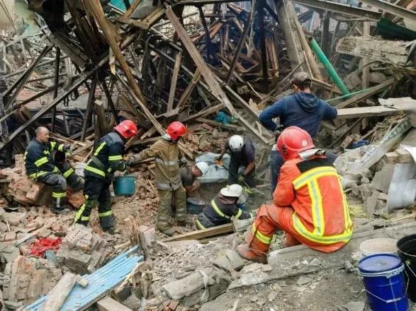 Обстріл Чугуєва: під завалами будинку культури знайшли тіло