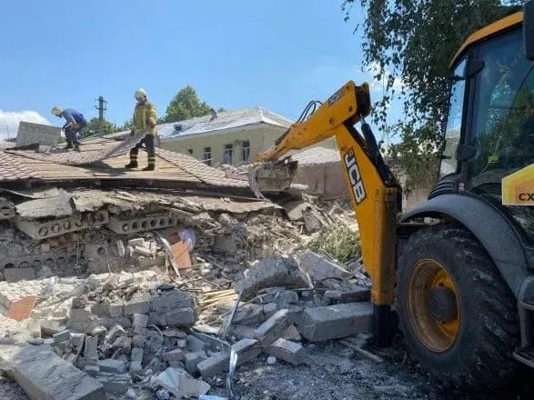 Ворожий обстріл готелю у Бахмуті: з-під завалів дістали двох загиблих