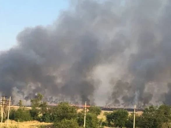 Відплата вже тут: у Маріуполі красиво палає біля складів техніки окупантів та мінних полів