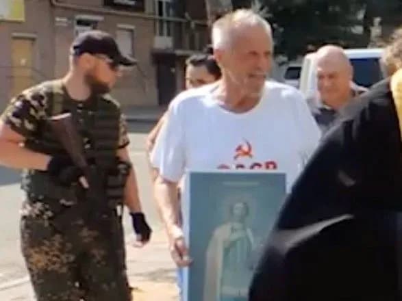 Дно дна: у зруйнованому Маріуполі влаштували "хороводи" з прапорами срср та іконами