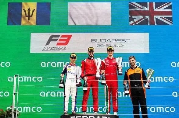 Замість гімну росії – тиша: російському гонщику влаштували ганебне нагородження