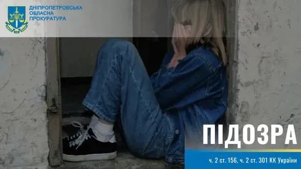 Склонял к интиму и обсуждал откровенные темы: мужчинe арестовали за растление 11-летней дочери