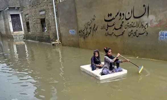 Наводнения убили 550 человек в Пакистане во время сильнейших дождей за последние десятилетия