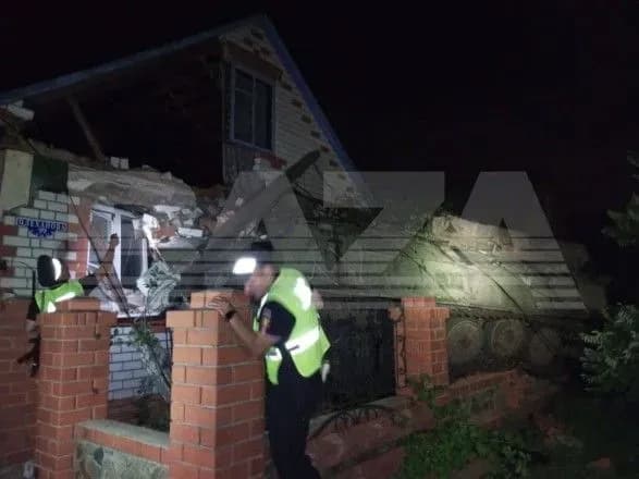 Під бєлгородом бронетранспортер протаранив приватний будинок