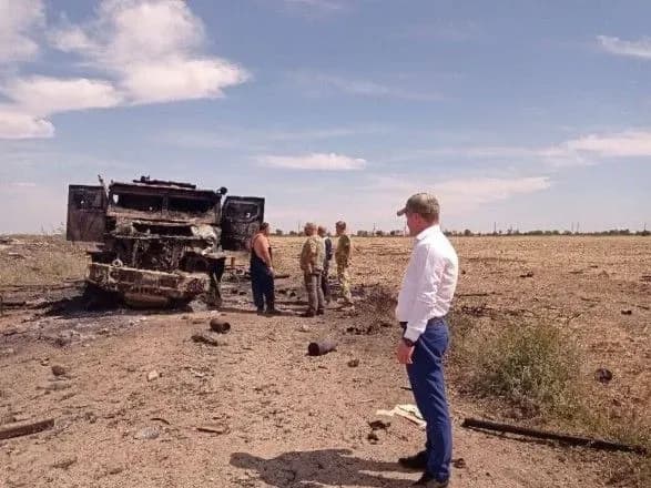 Хтось невдало покурив: на Херсонщині згоріли ангар і техніка окупантів