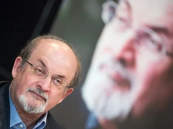 У США напали на письменника Салмана Рушді: що відомо