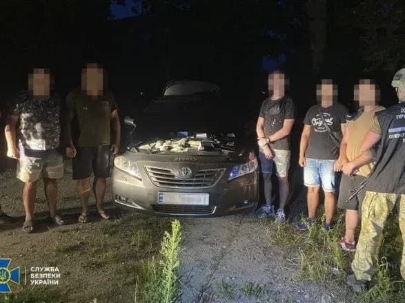 Допомагали виїхати з України: викрито чотири "зелені коридори" для військовозобов’язаних