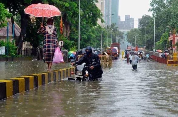 Зливи не вщухають місяць: проливні дощі та повені забрали життя ще 16 людей у Пакистані
