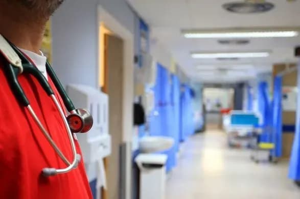 Смертність від Covid в Англії та Уельсі знизилася вперше за два місяці