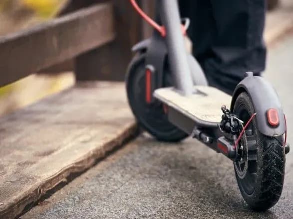 У Києві хлопець на електросамокаті збив завідувача аптеки військового шпиталю. Чоловік помер у лікарні