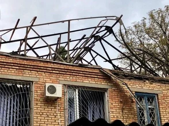 Рашисти ударили по Нікополю двома ракетами "земля-повітря": зачепило адмінбудівлю та дві багатоповерхівки