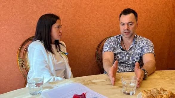 Арестович: народ Латвії має почати жити з думкою, що війна обов'язково буде