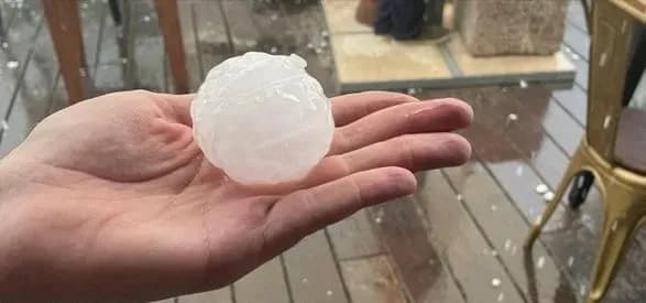 Ребенок погиб, десятки ранены от града во время урагана на северо-востоке Испании