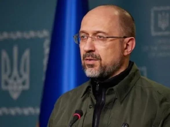 Прем'єр-міністр відклав підписання дозволу виїжджати чоловікам за кордон у відрядження