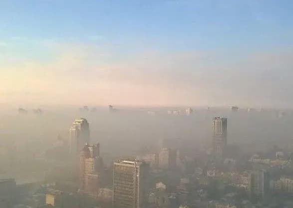 Київ з ранку оповитий димкою: назвали причину
