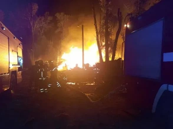 Ворожий обстріл Харкова: внаслідок влучання сталася масштабна пожежа в будівлі ресторану