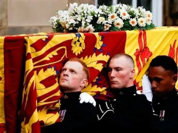 Ні приватних літаків, ні гелікоптерів, лише автобусами – яким буде машрут ВІПів на королівський похорон
