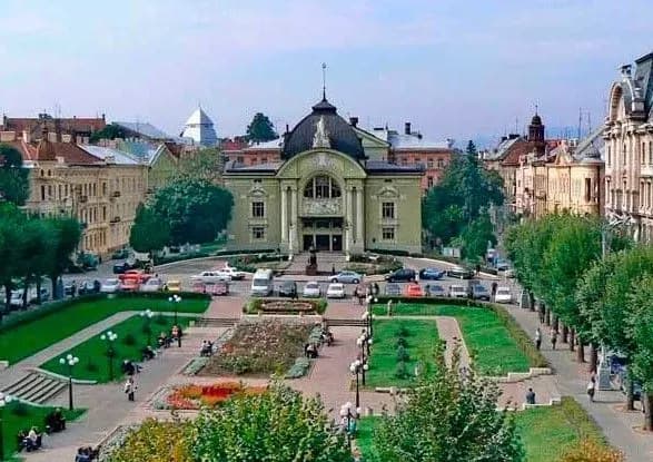 В Чернівцях щовечора гратиме пісня “Червона рута”