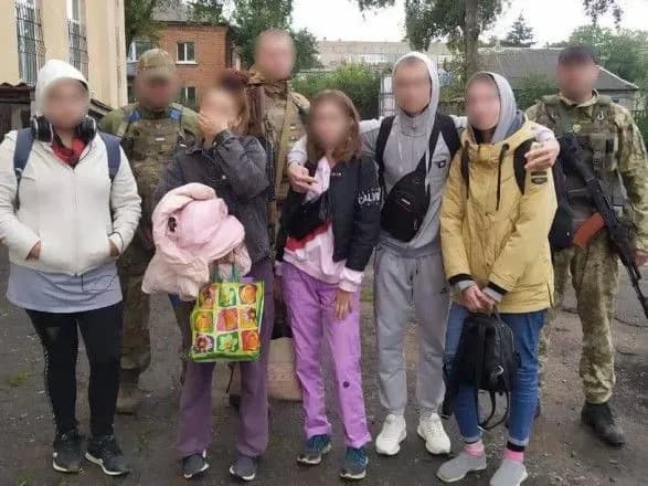 Закрили в підвалі на "фільтрацію": під Харковом окупанти утримували п'ятьох підлітків