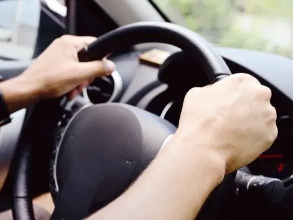 У ВР пропонують дозволити керування авто з 16 років: законопроект
