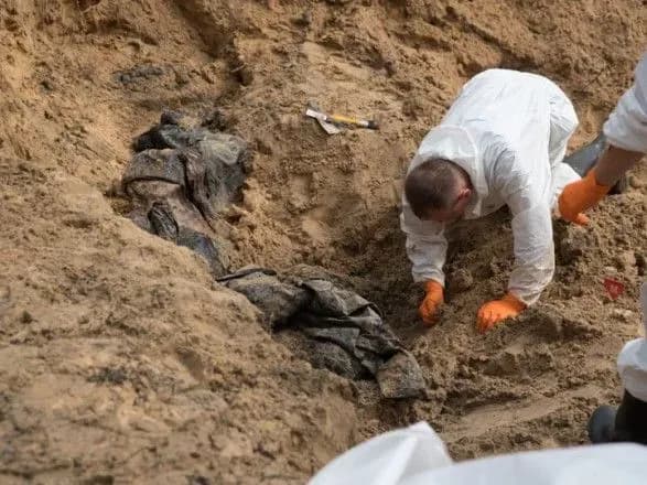 Біля Ізюма ексгумація похованих триватиме ще майже два тижні – мер