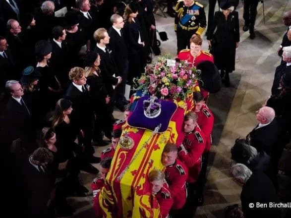 Королеву Єлизавету II поховали поряд з її чоловіком у каплиці Георга VI