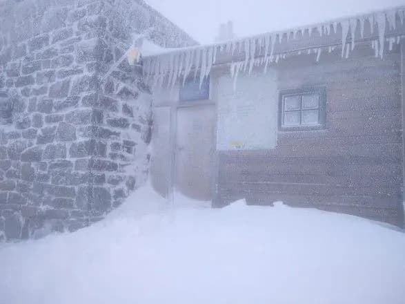 В Карпаты пришла "зима": снежит и держится мороз