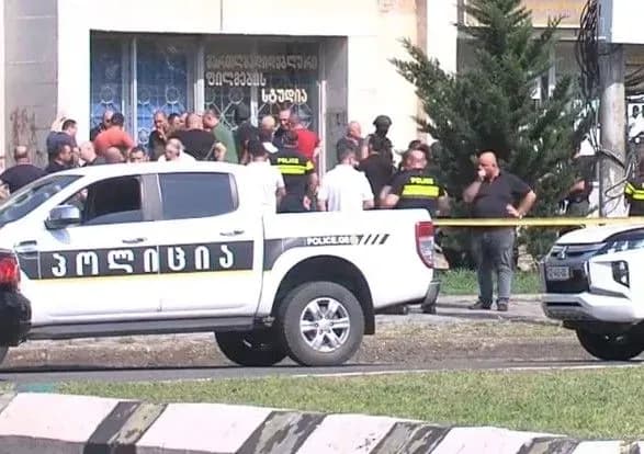 Вооруженный мужчина взял заложников в банке в Грузии: требует 2 млн долларов, вертолет и флаг рф