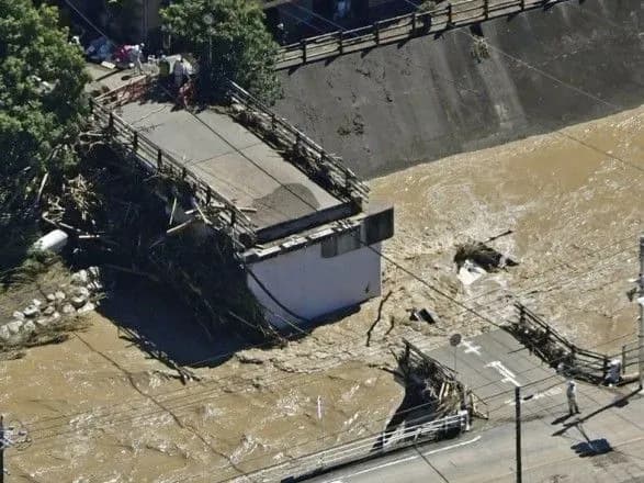 Тайфун обрушился на Японию, погибли два человека