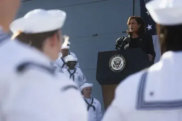 "Мы продолжим летать, плавать и действовать, бесстрашно, везде и всегда" - США об Азии