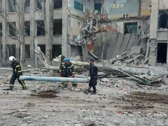 Донецкая область: из-под завалов школы после утреннего вражеского удара достали тело погибшей