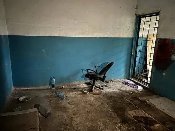 Нелюдські умови та молитви на стінах: поліція показала катівню окупантів у Вовчанську
