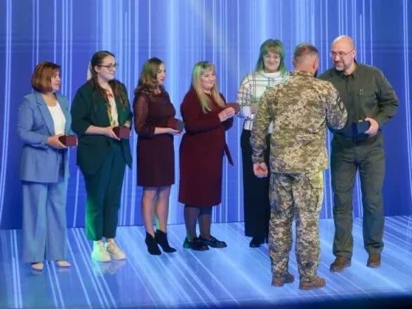 В Україні 900 вчителів пішли на фронт