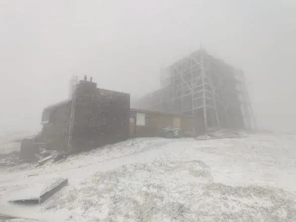 У високогір'ї Карпат тримається сніг та мороз