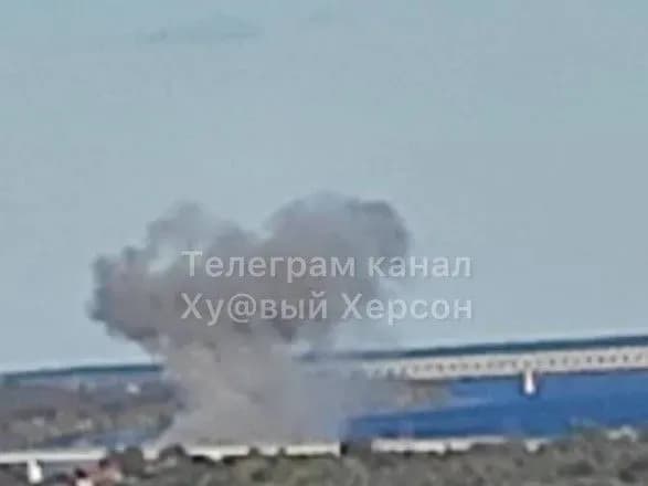 Антонівський міст у диму: у Херсоні пролунали потужні вибухи