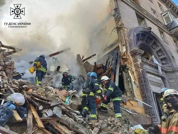 У Запоріжжі з-під завалів після ворожих ударів дістали тіла 11 загиблих - ДСНС