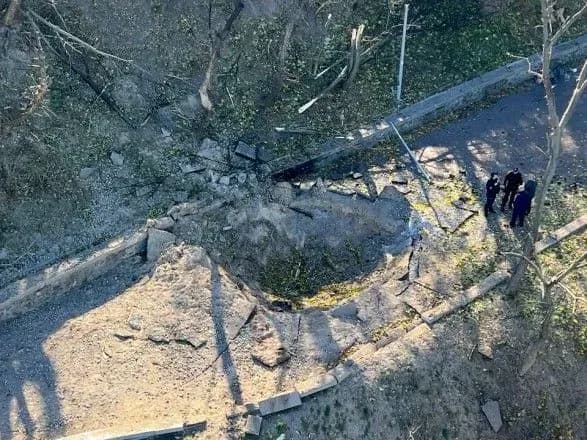 Удар біля скляного моста у Києві: заступник голови ОП показав наслідки