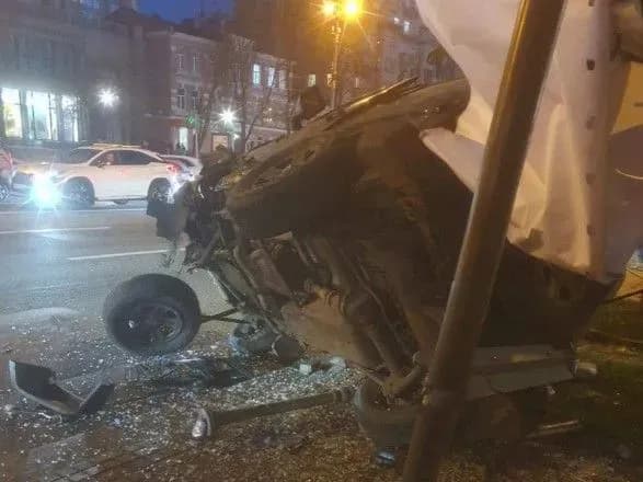 Жуткое ДТП на столичном Крещатике: JEEP влетел в Audi, двое водителей и пассажир - в больнице